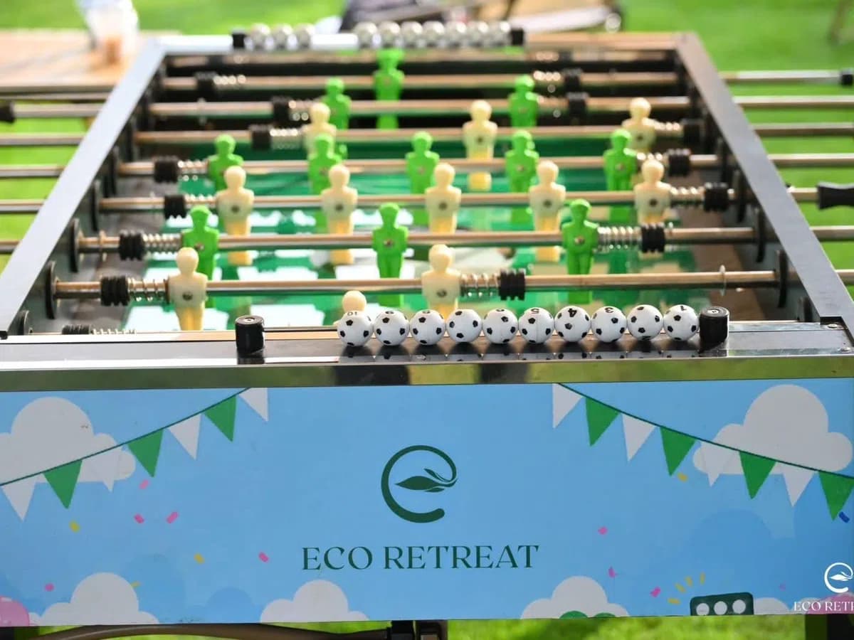 Bàn bi lắc mang logo Eco Retreat tại ngày hội cuối tuần