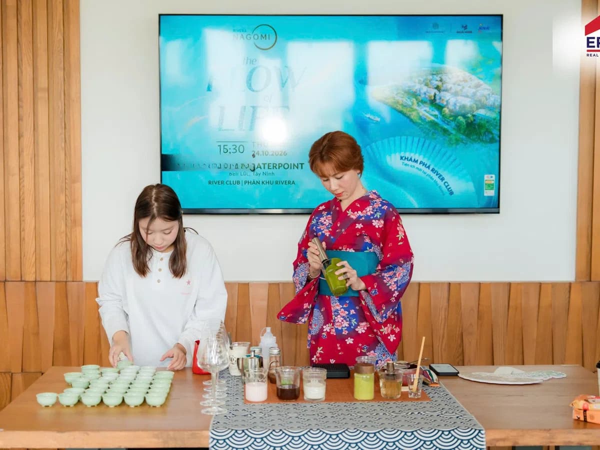 Nghệ nhân pha Matcha trước màn hình sự kiện The Flow of Life tại River Club, Waterpoint