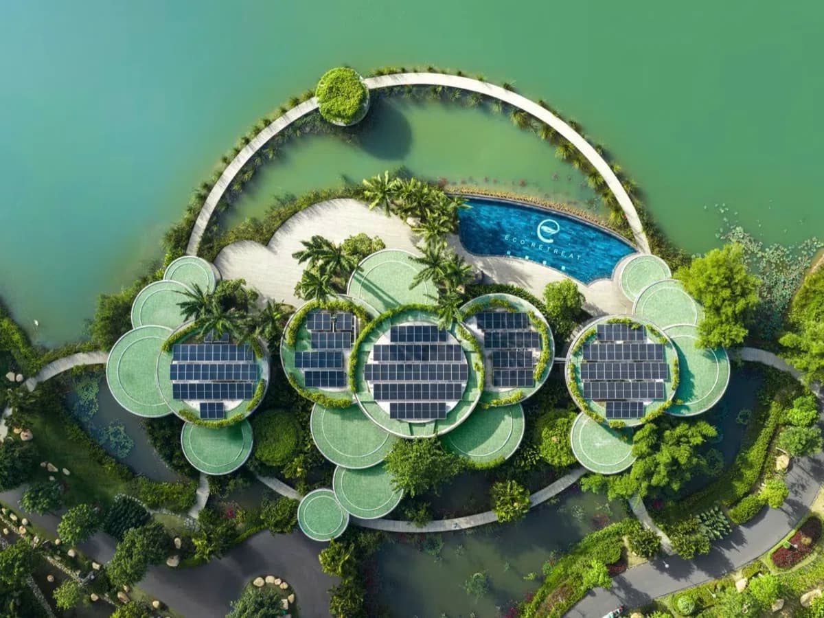 Lotus Clubhouse giữa mặt hồ tại Eco Retreat nhìn từ trên cao