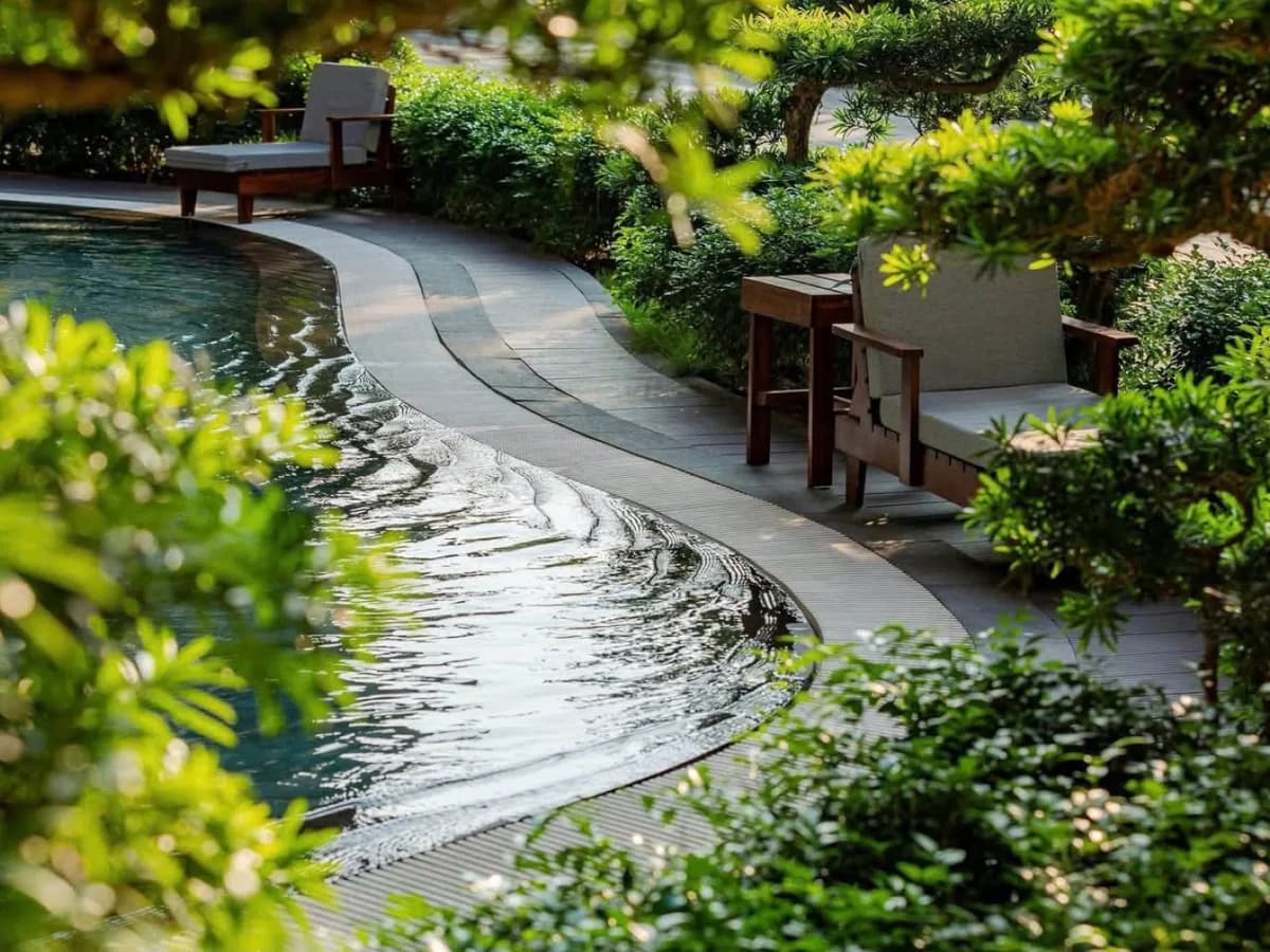 Lối đi bên dòng nước và cây xanh tại khu Forest Onsen