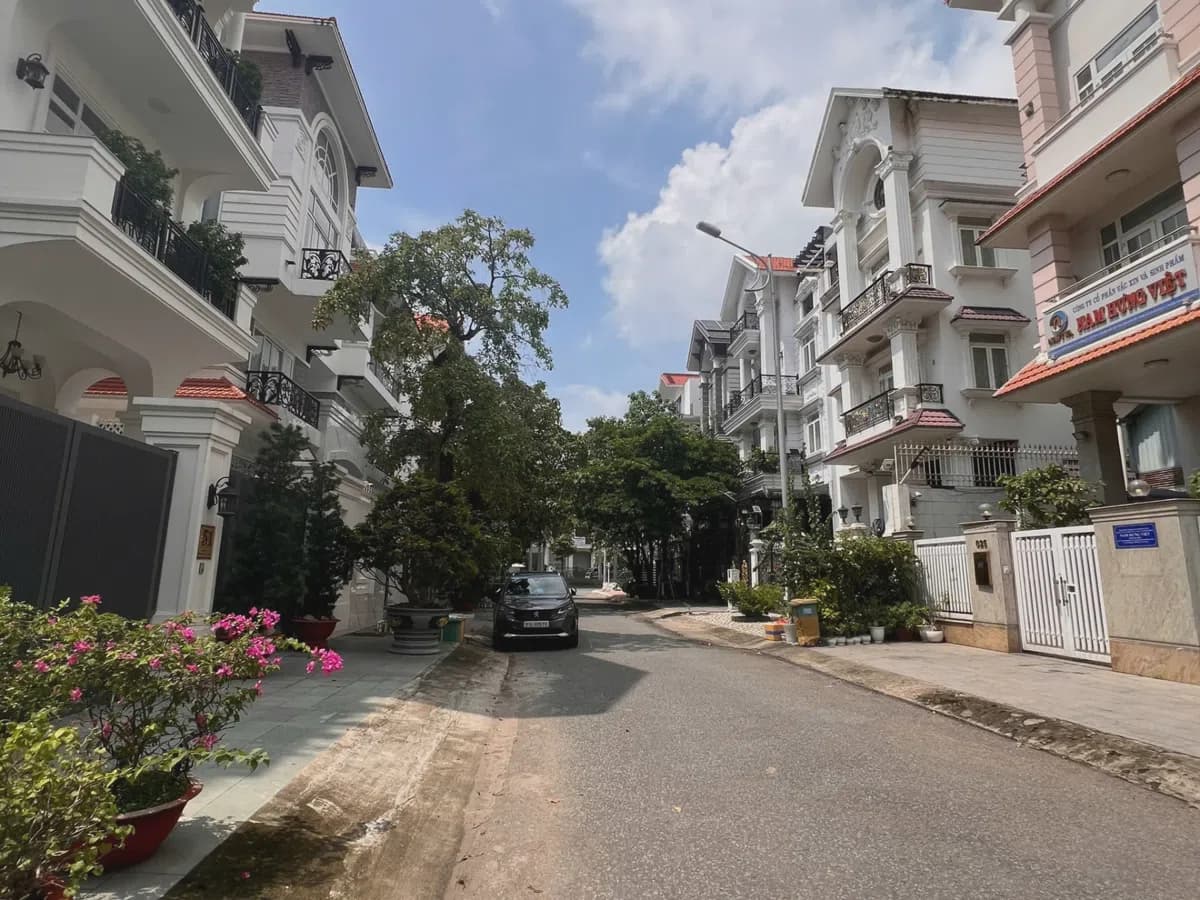 Bán nhà KDC Him Lam Kênh Tẻ Quận 7 dt 200m2 giá 51 tỷ sh. - ảnh 1