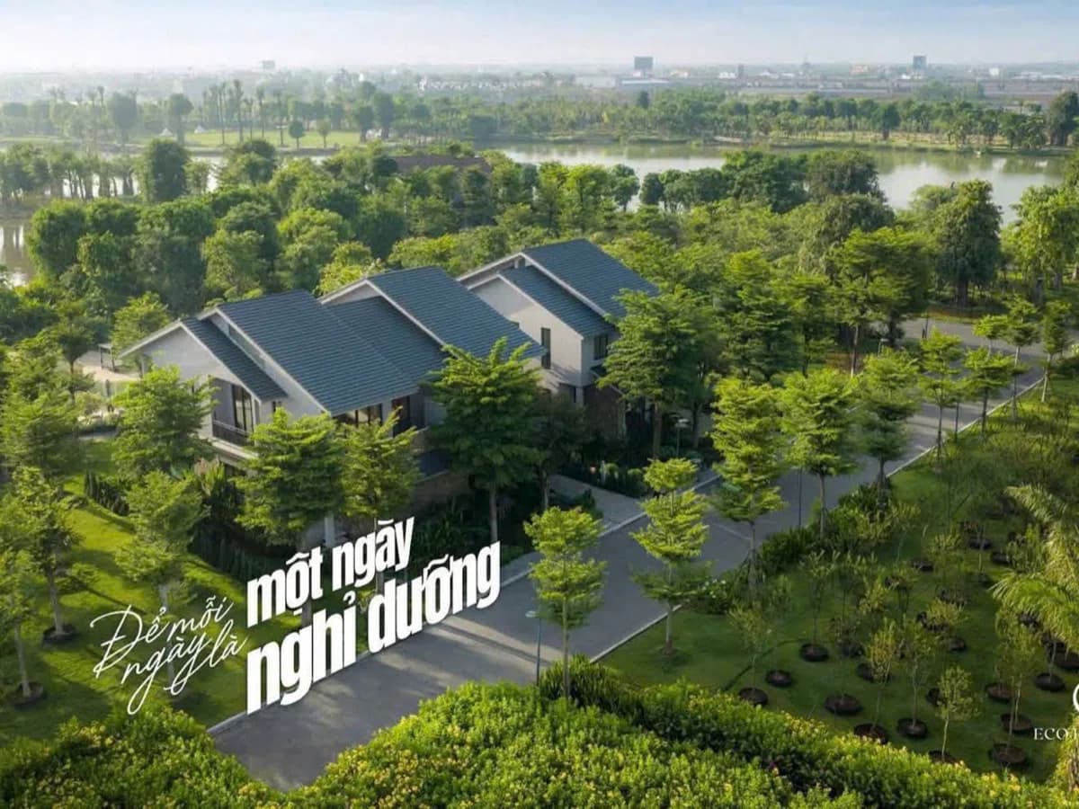 Biệt thự mái xám giữa cây xanh với dòng chữ Một ngày nghỉ dưỡng tại Eco Retreat