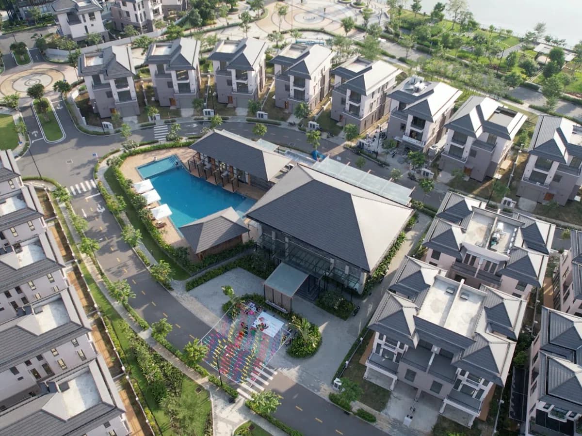 Toàn cảnh khu biệt thự và hồ bơi Zeitgeist GS Metrocity Nhà Bè nhìn từ trên cao