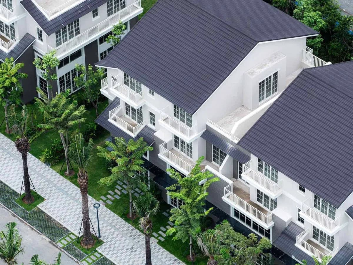 Dãy nhà Home Retreat mái xanh xám giữa hàng cau