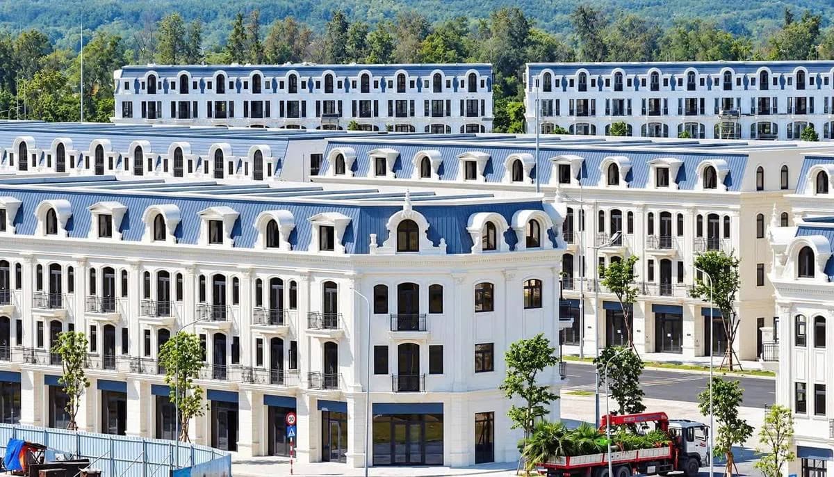 Toàn cảnh các dãy shophouse tại Vinhomes Green Paradise Cần Giờ, ảnh thực tế tháng 10/2026