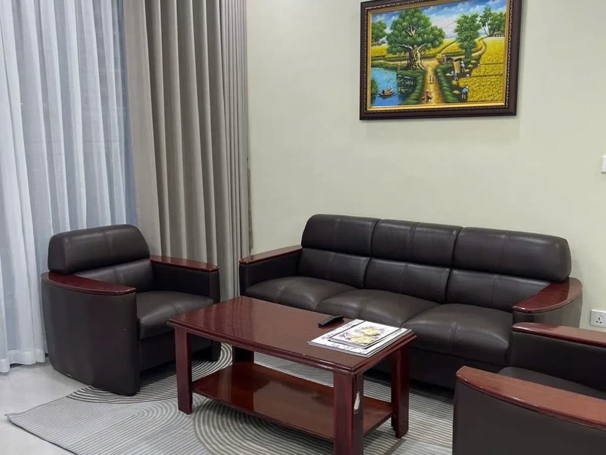 Phòng khách căn hộ Celesta Rise với bộ sofa da và bàn trà gỗ