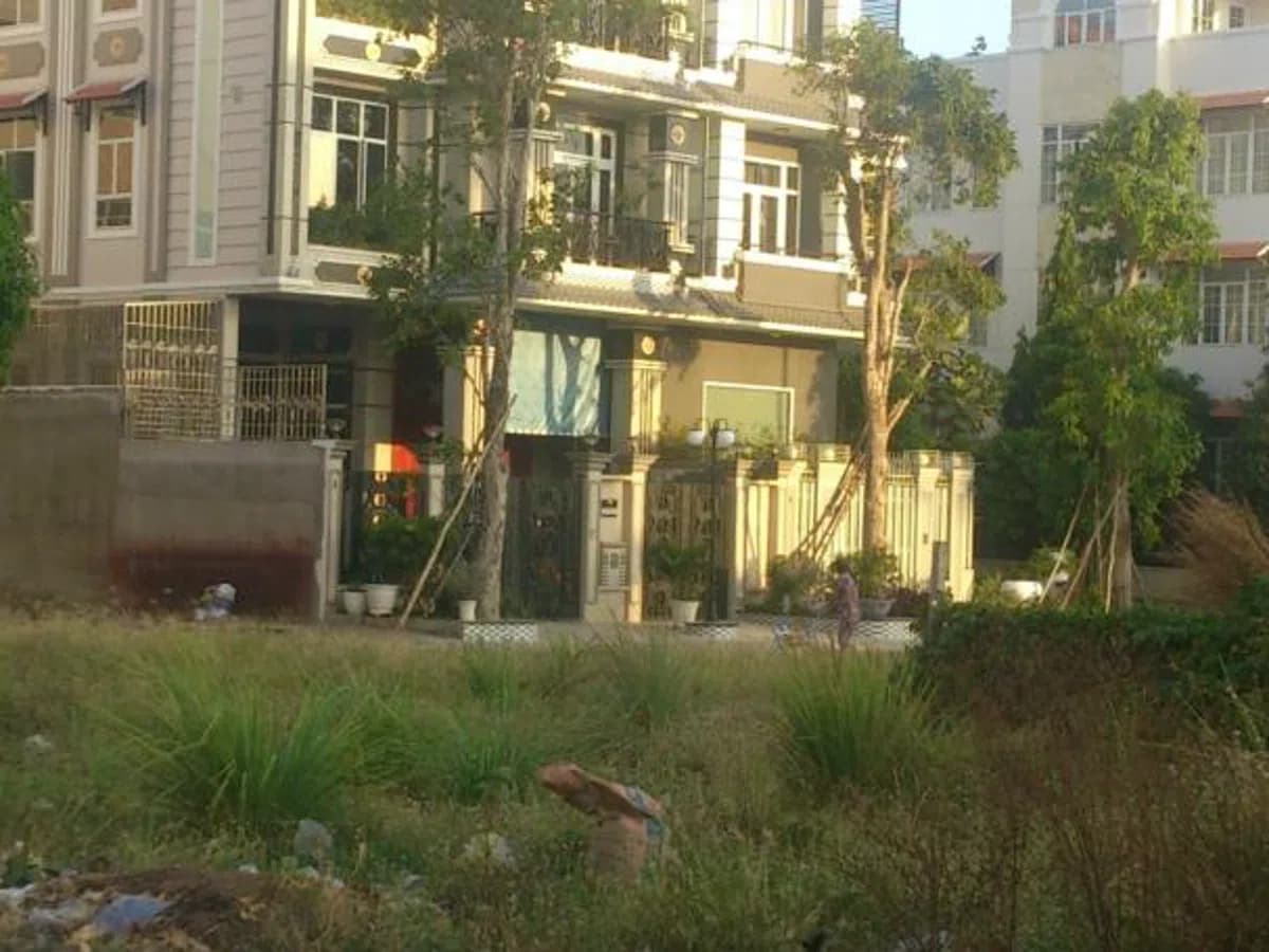 xuất ngoại bán gấp Lô B mặt tiền đường D4 khu him lam kênh tẻ
