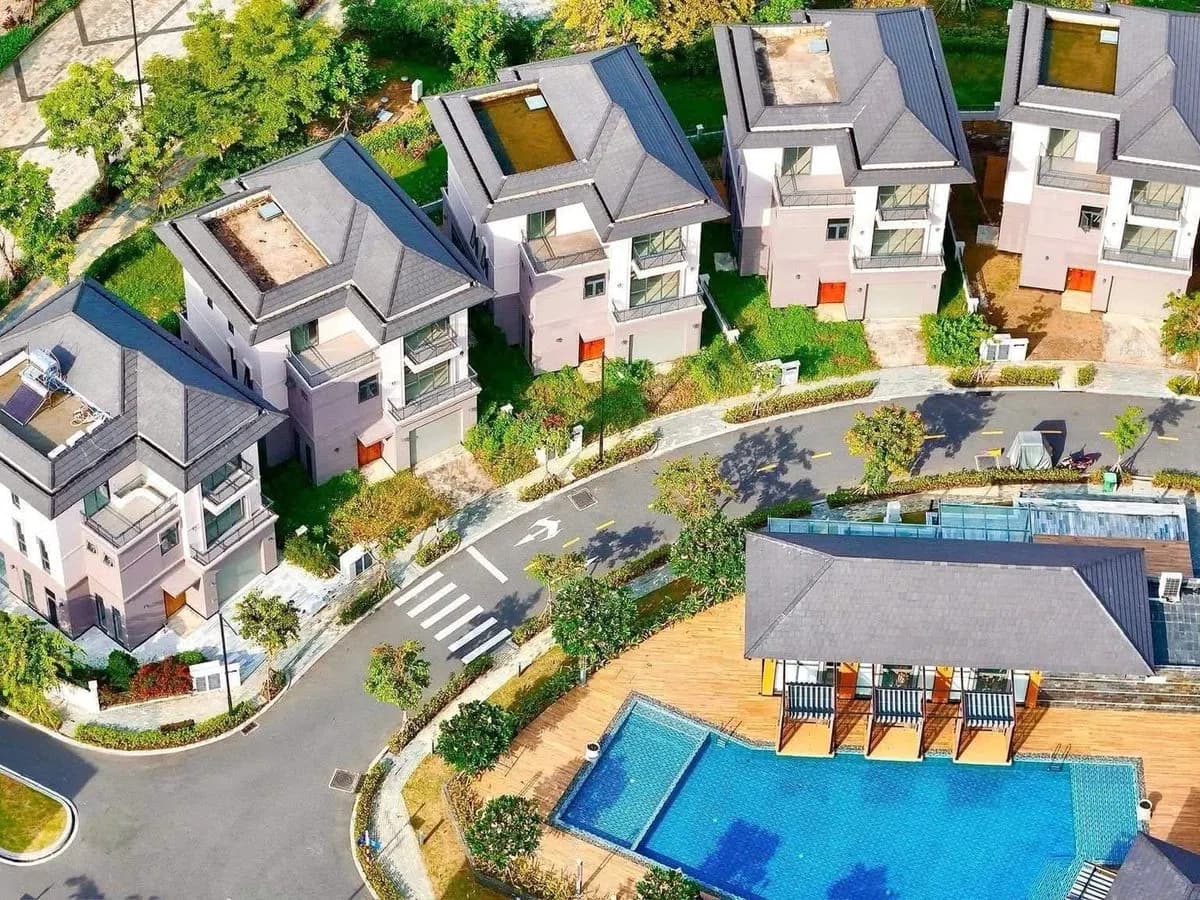 Dãy biệt thự và hồ bơi clubhouse tại Zeit River County 1