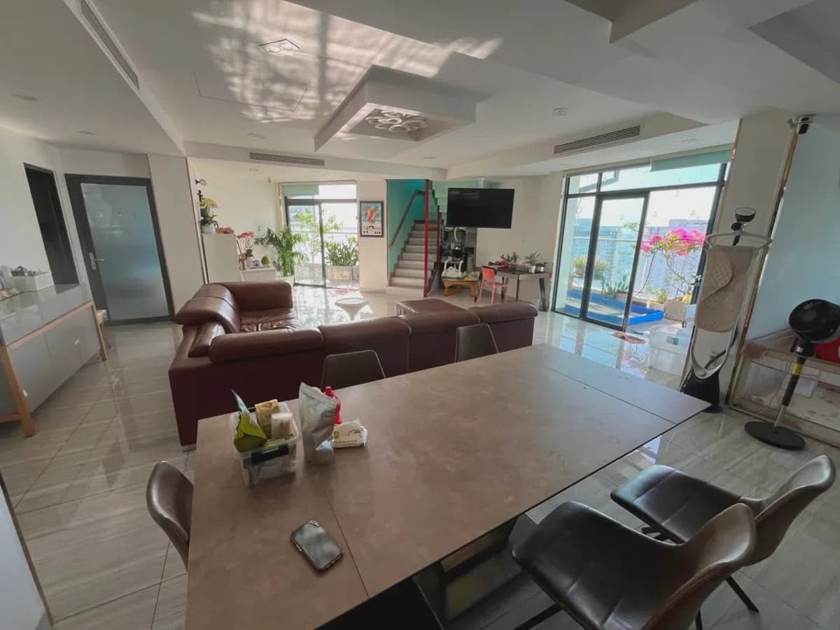 Phòng khách và phòng ăn penthouse Hoàng Anh Thanh Bình Quận 7, cửa kính ra ban công