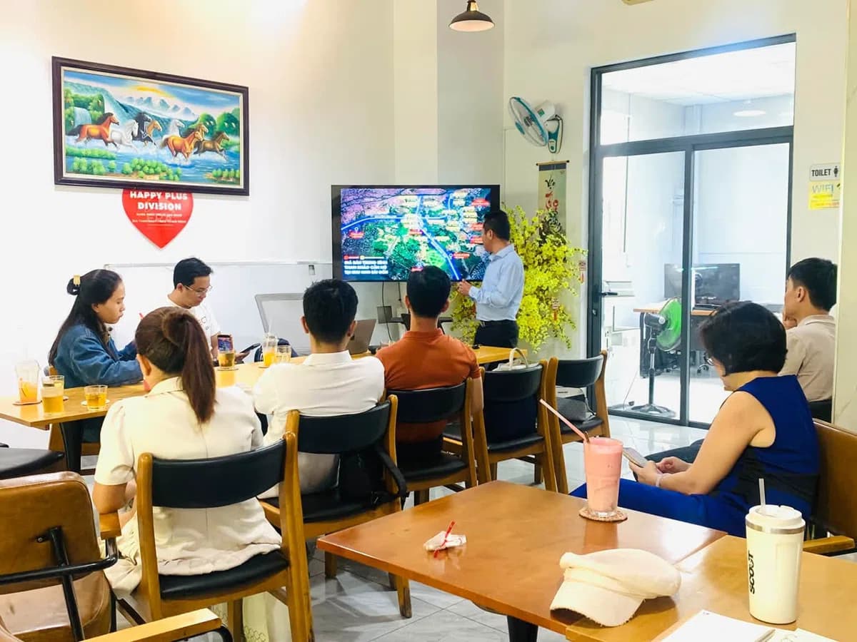 Chuyên viên team Happy Plus tham gia buổi training thực chiến thị trường khu Nam tại văn phòng