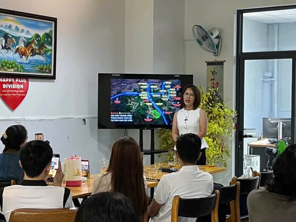 Chị Hà Land thuyết trình về thị trường khu Nam Sài Gòn tại văn phòng team Happy Plus