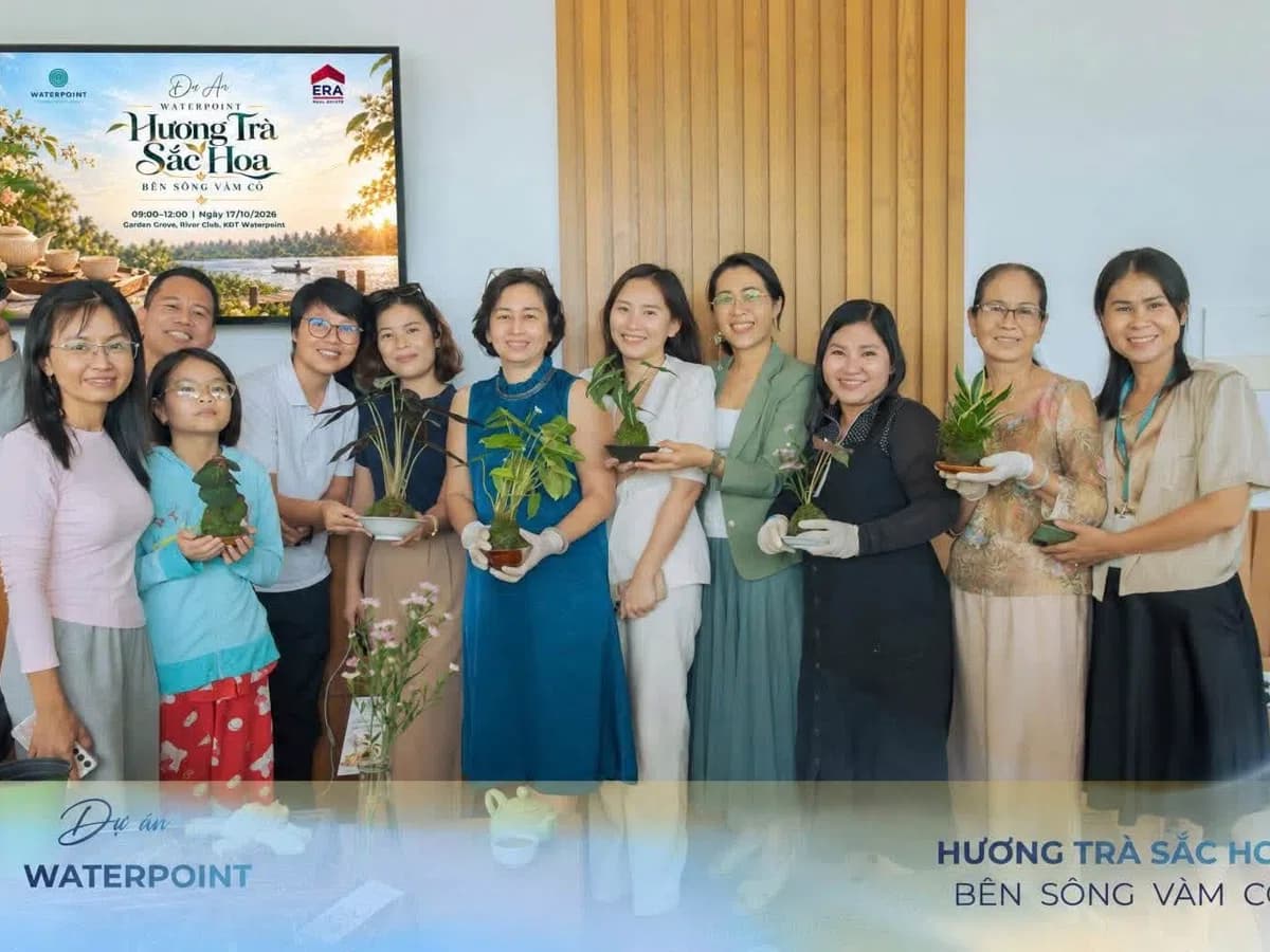 Đoàn khách ERA chụp ảnh lưu niệm tại chương trình Hương Trà Sắc Hoa, dự án Waterpoint