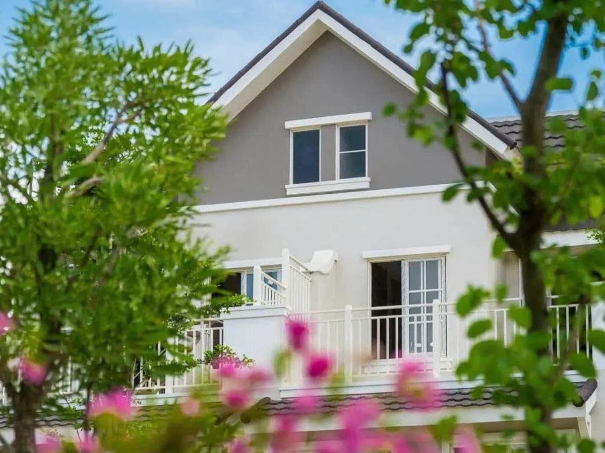 Căn nhà Home Retreat phía sau hàng cây hoa hồng