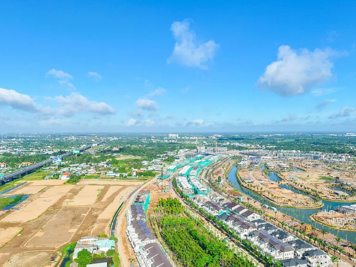 Toàn cảnh Eco Retreat với dãy nhà phố bên kênh nước dưới bầu trời xanh
