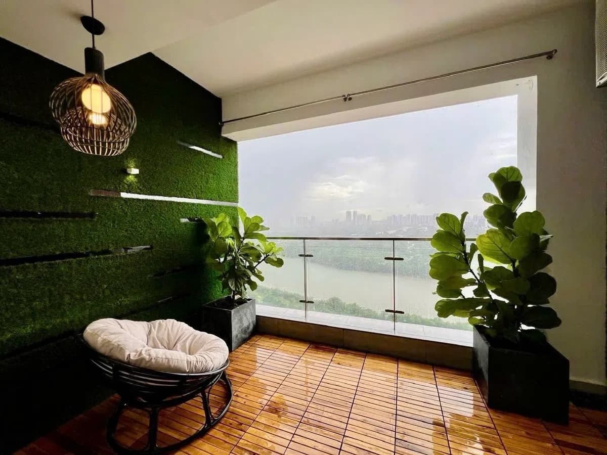 Ban công lót gỗ nhìn ra sông, căn hộ Riverside Residence