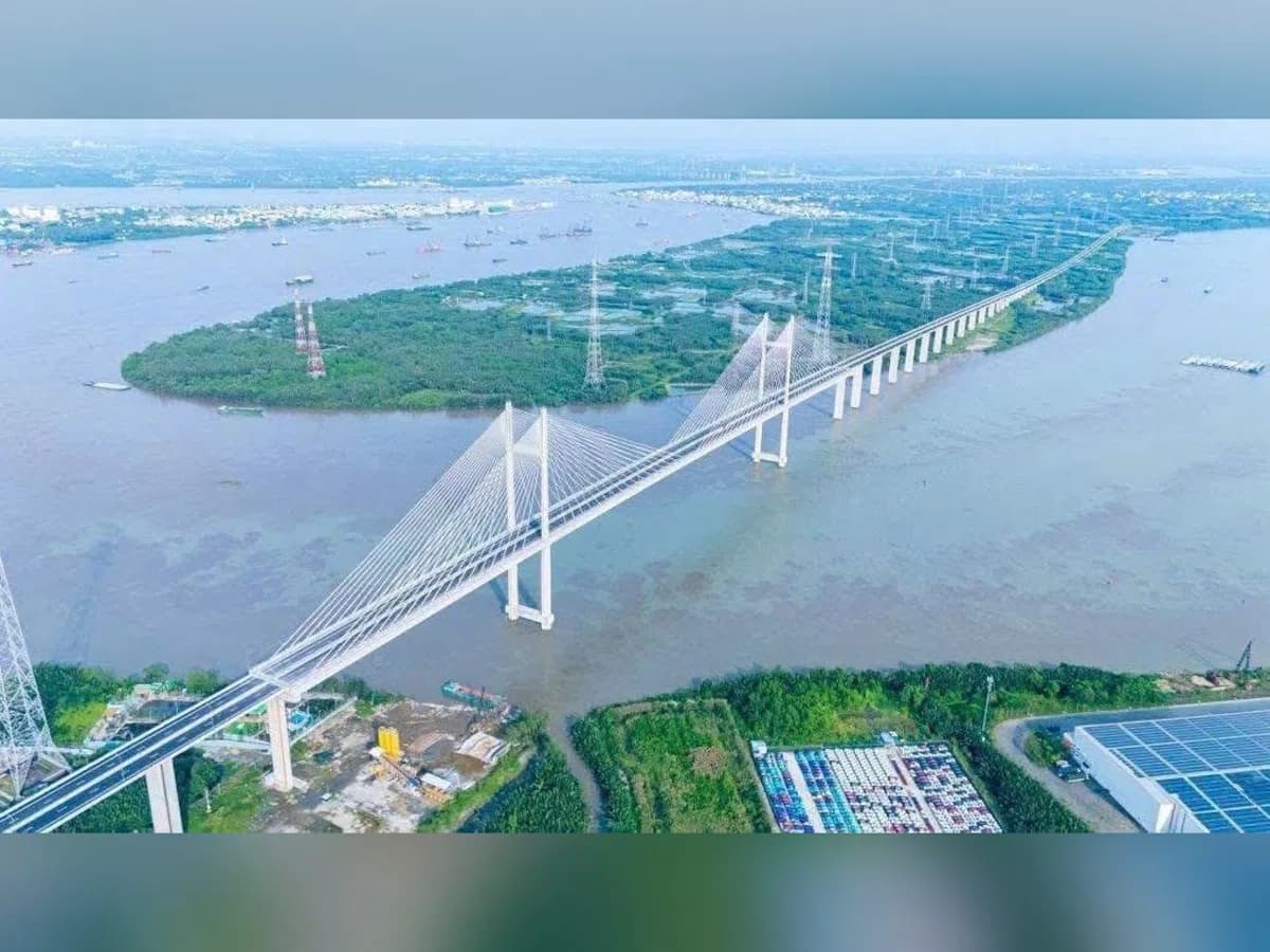 Cầu Bình Khánh vượt sông Soài Rạp nhìn từ trên cao, cầu dây văng hai trụ tháp nối Nhà Bè với Cần Giờ