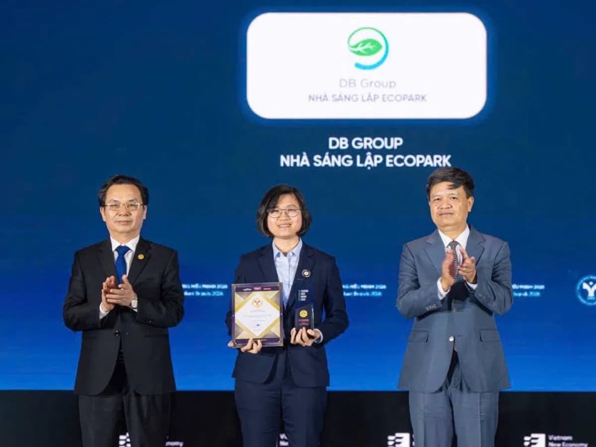 Đại diện DB Group – nhà sáng lập Ecopark nhận giải thưởng trên sân khấu