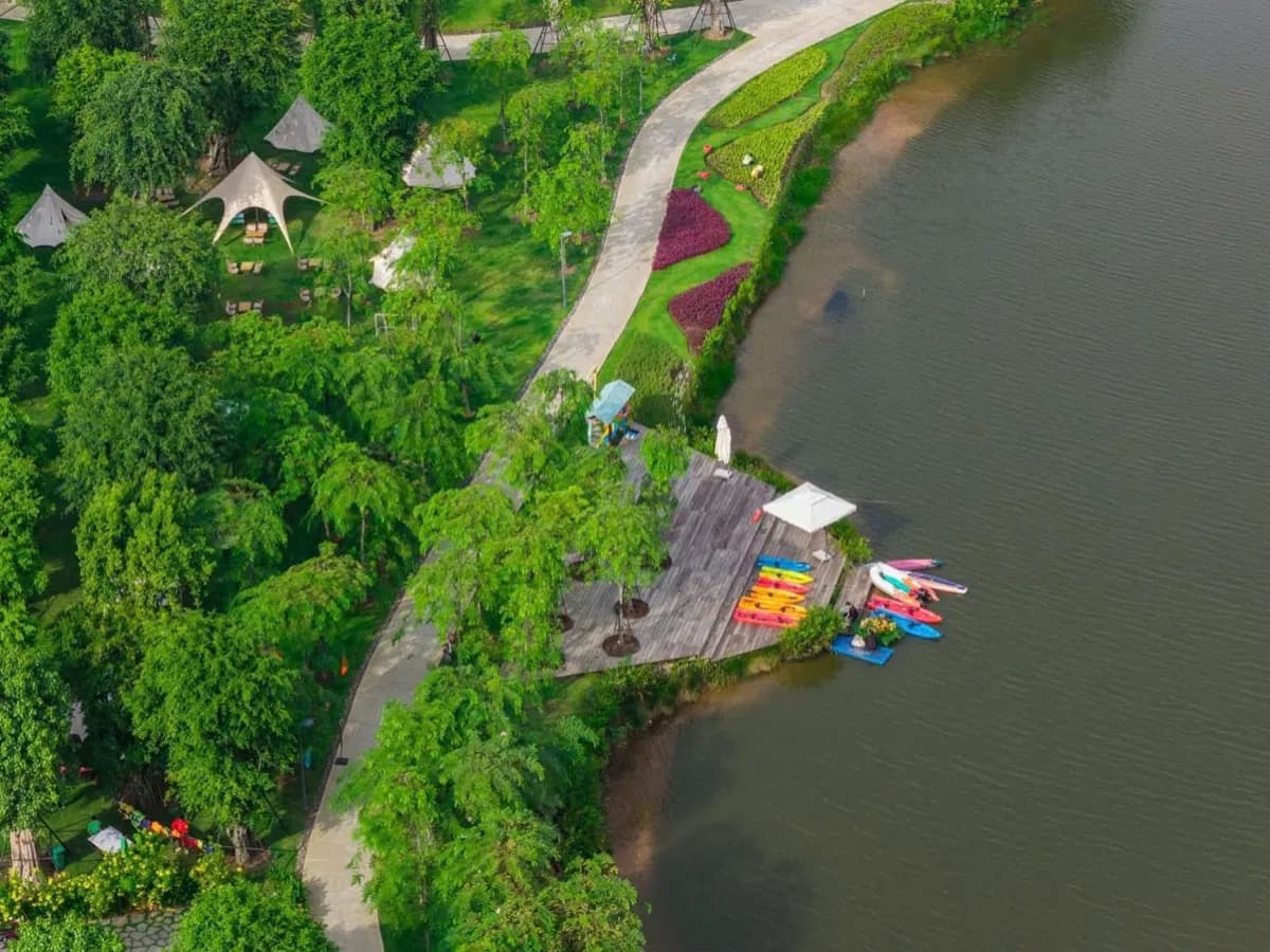 Lối đi ven hồ và thảm hoa trong khu đô thị Ecopark