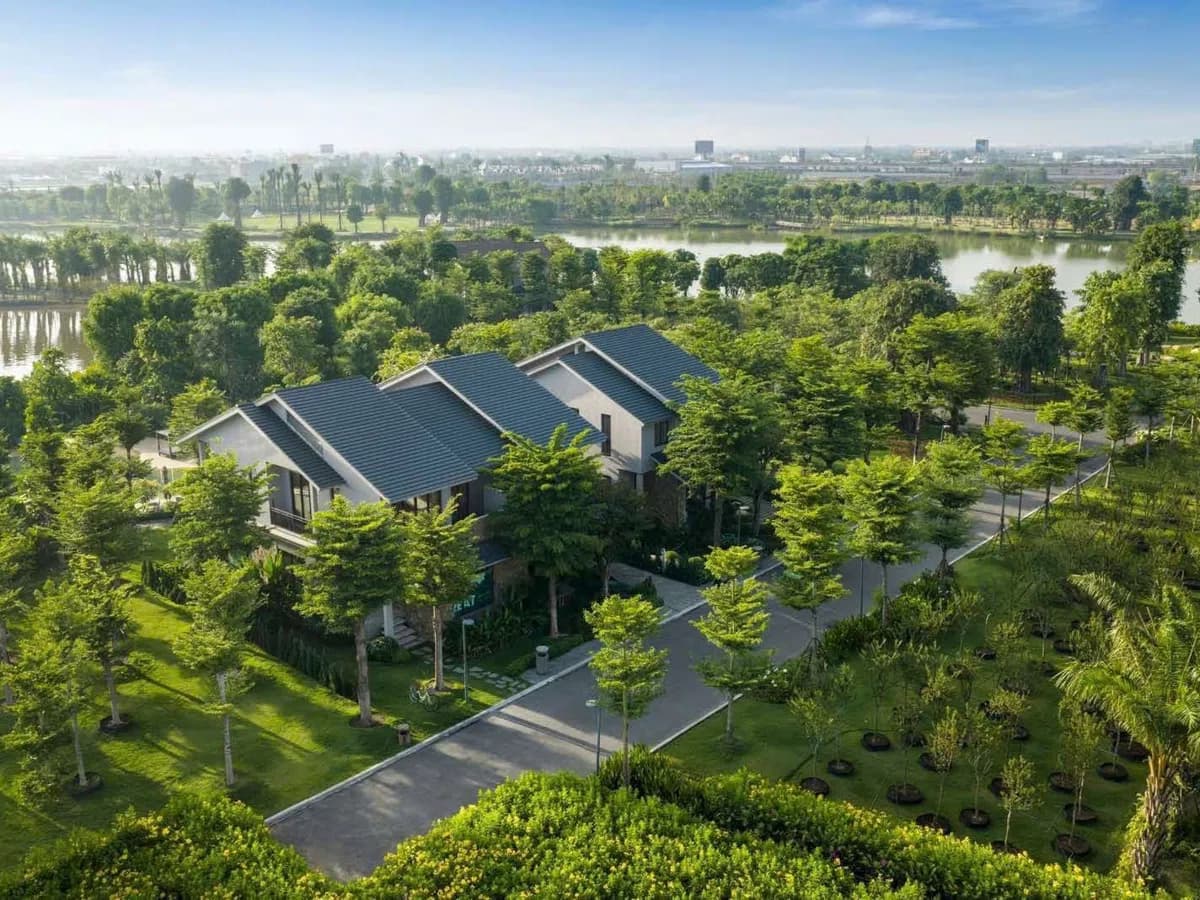 Biệt thự mái xám giữa rừng cây xanh tại Eco Retreat