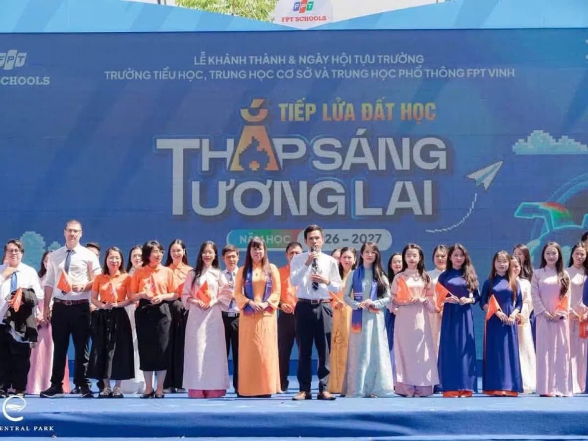 Học sinh và thầy cô trên sân khấu lễ khánh thành trường học tại Eco Central Park