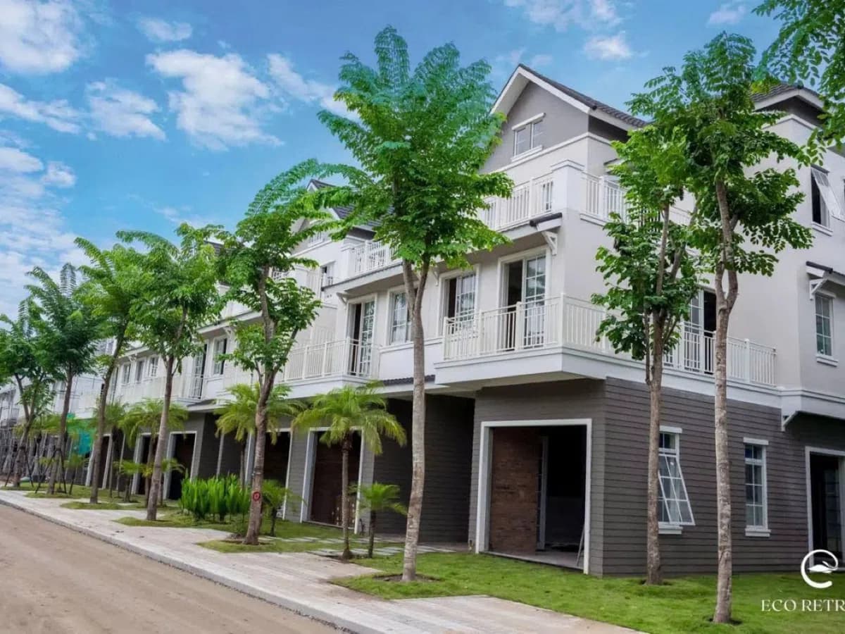 Dãy nhà phố hoàn thiện với hàng cau tại Eco Retreat